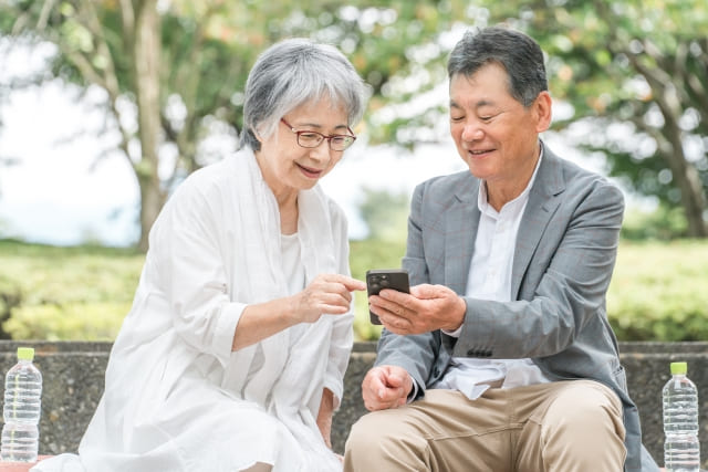 スマホを操作するシニア