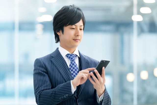 スマホを操作する男性