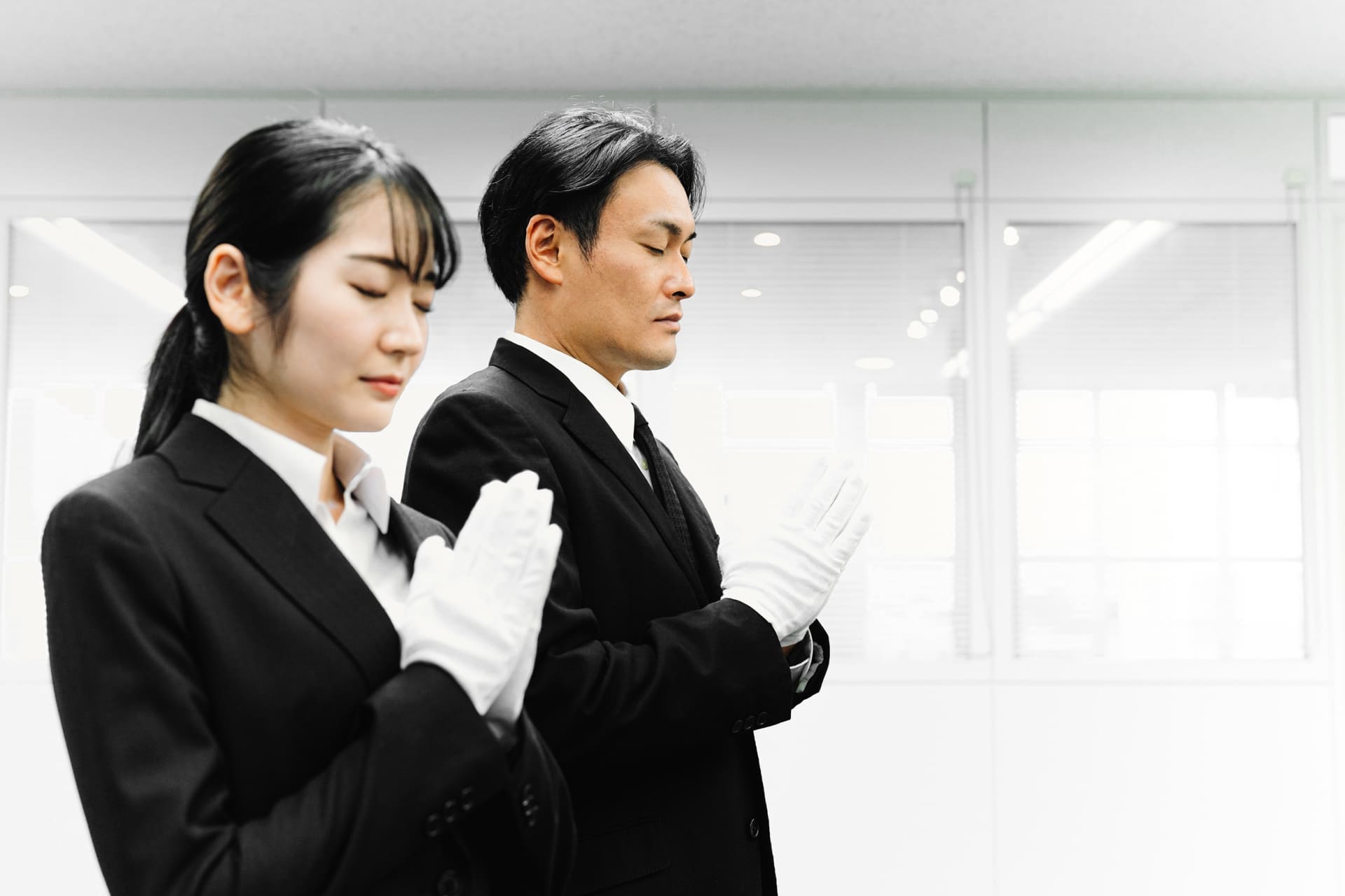 手を合わせる葬儀社