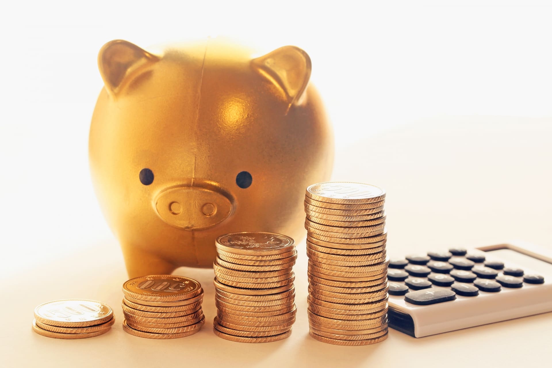 コインと貯金箱