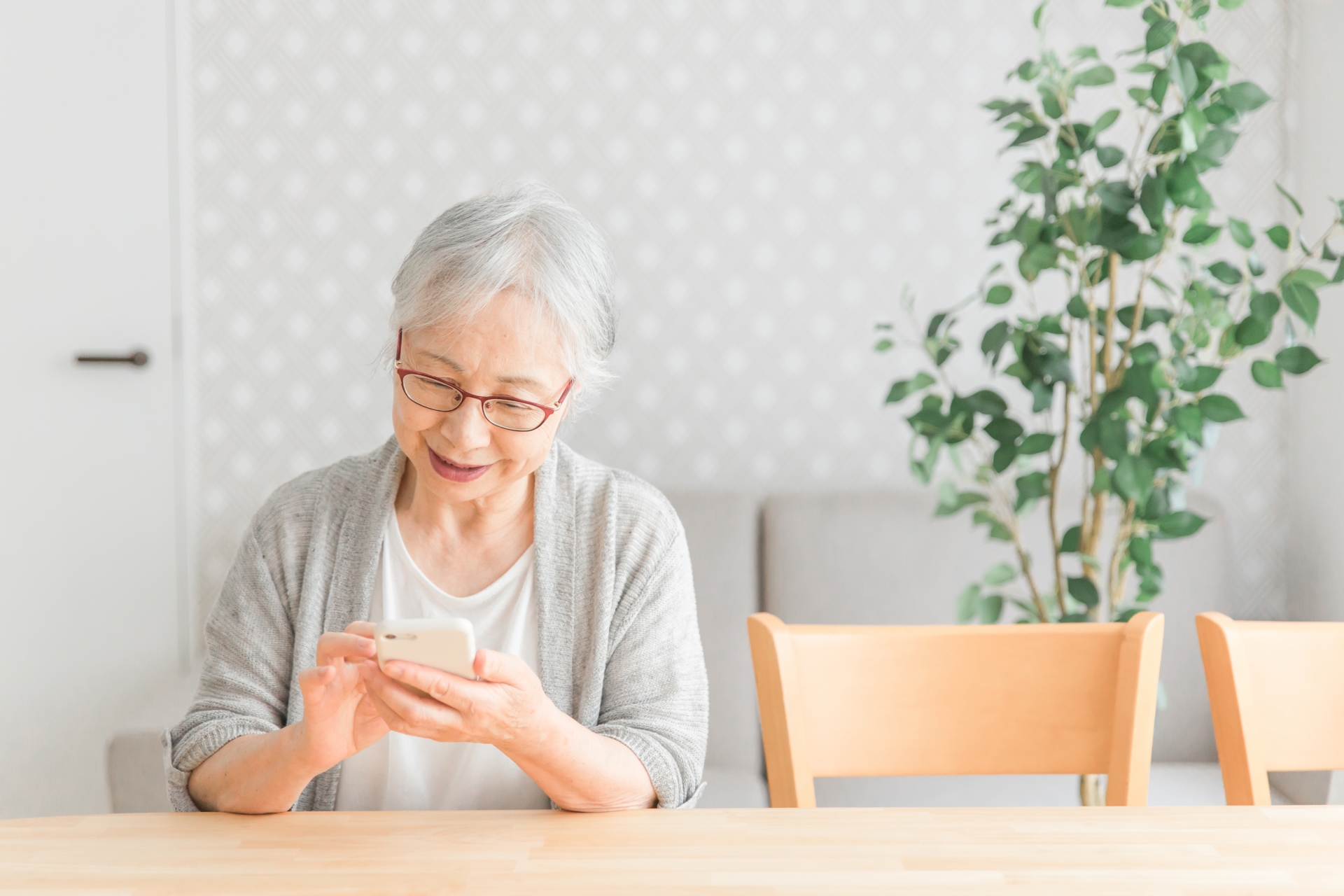 スマホを操作するシニアの女性
