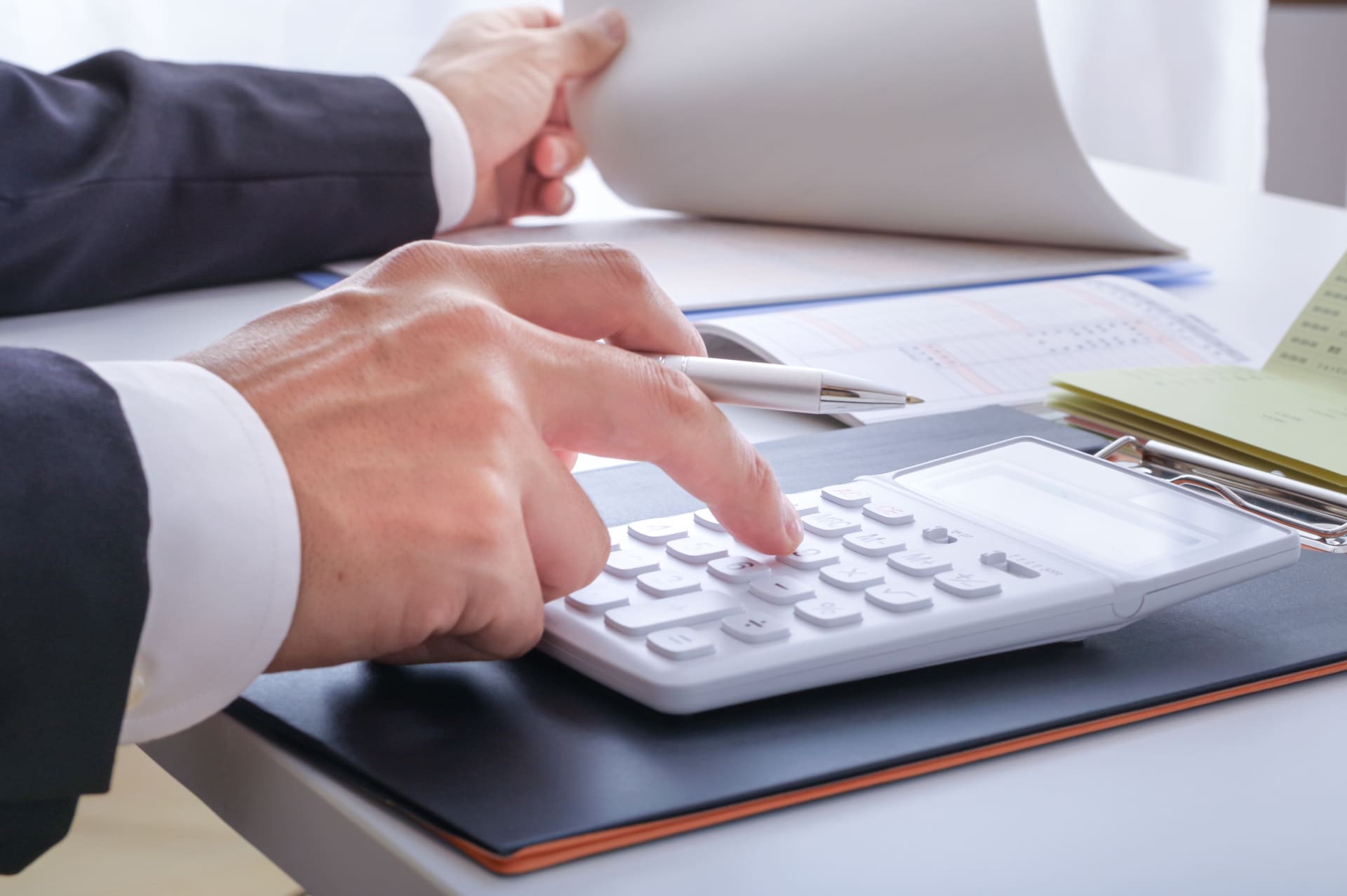 電卓を操作する男性