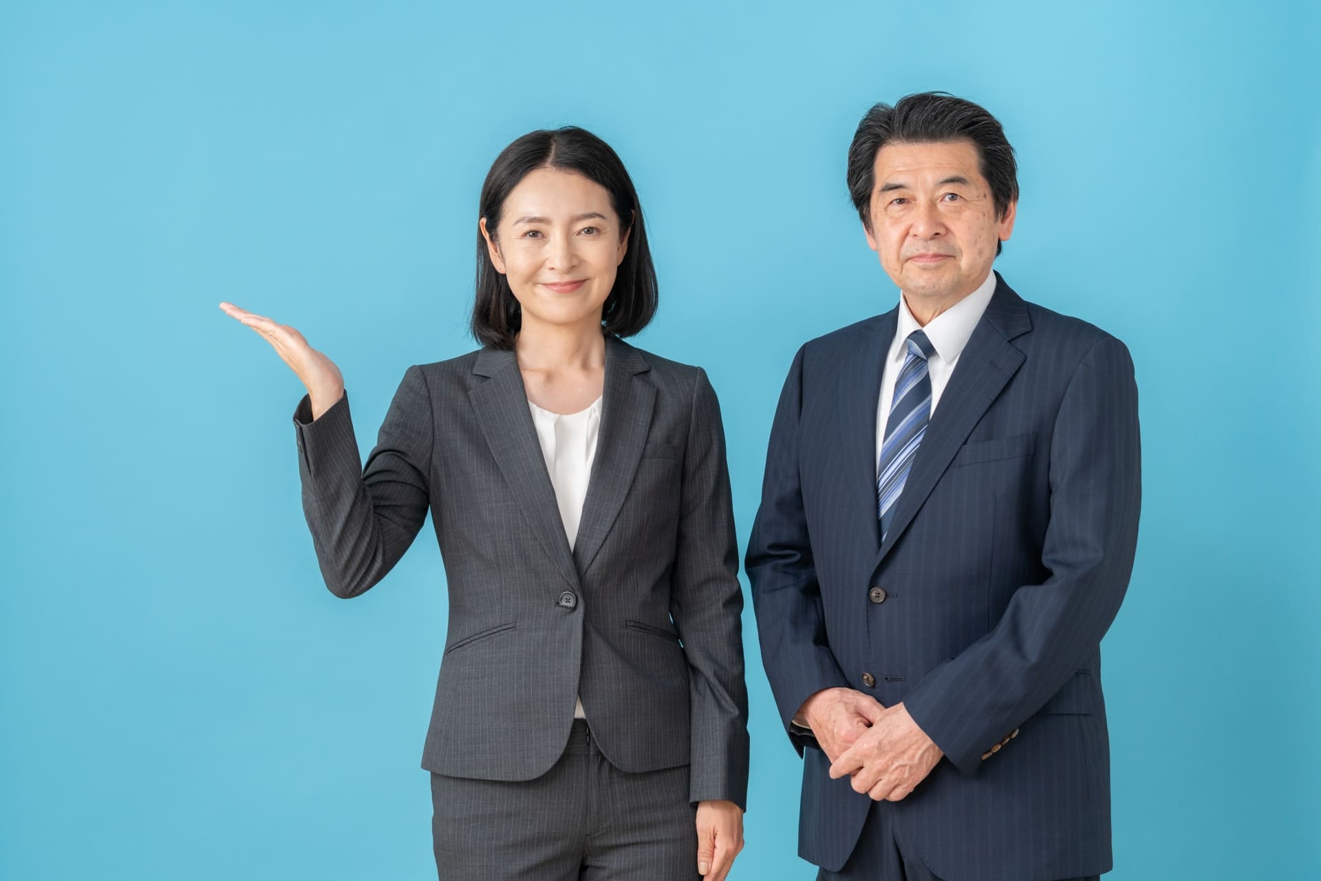 スーツの男女