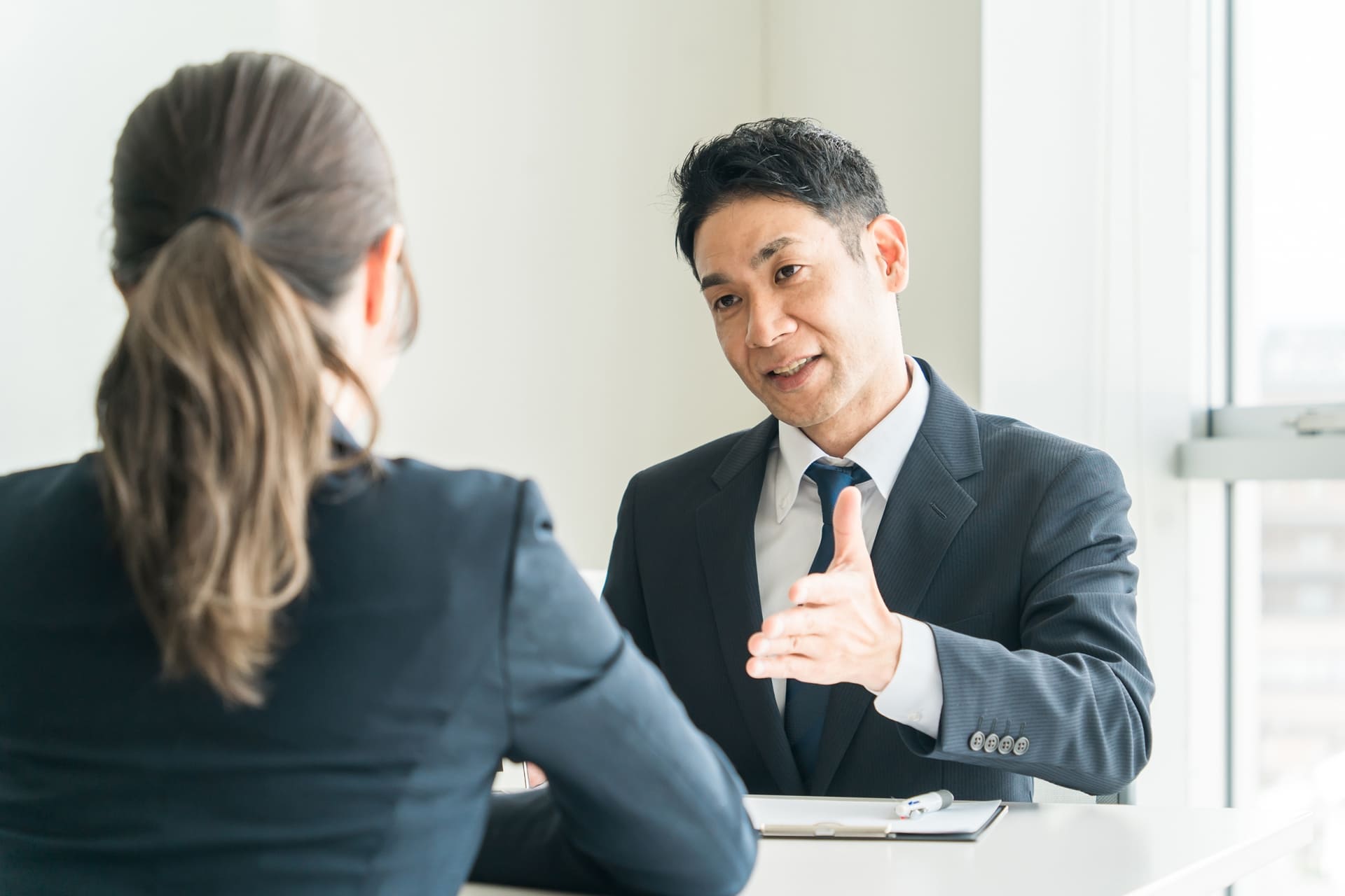 会話するビジネスマン