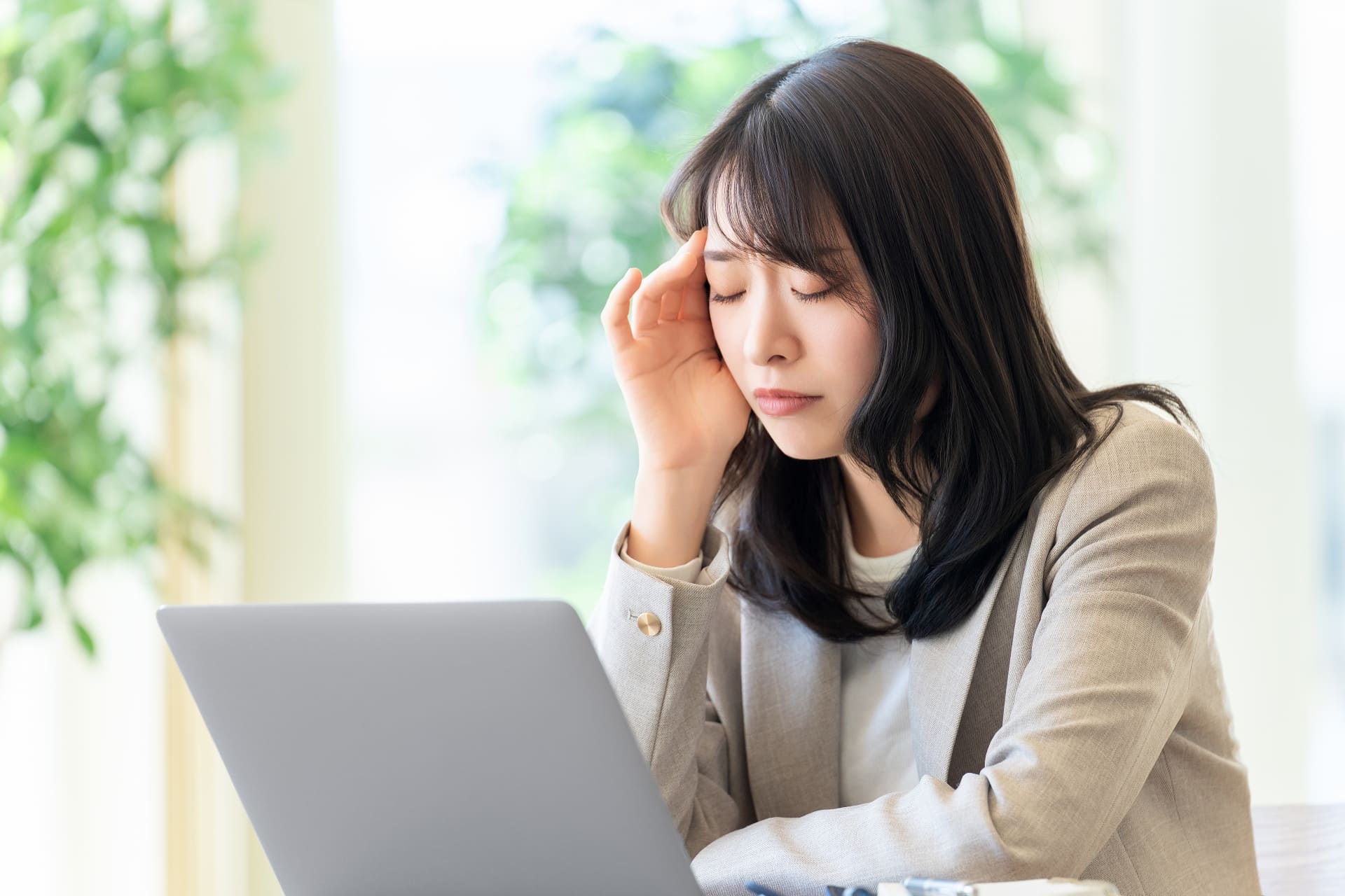 悩む女性社員