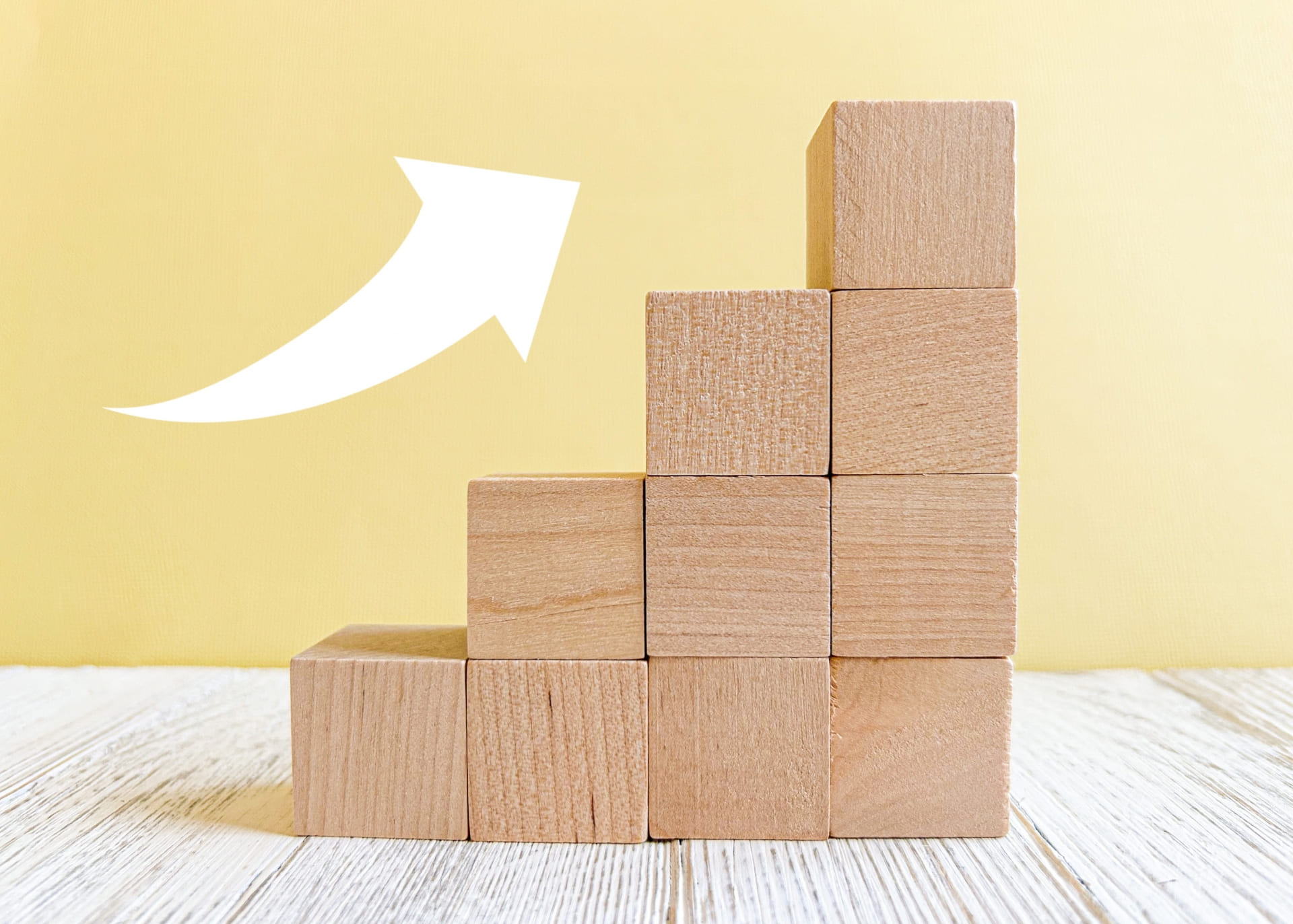 積み上げた木製ブロックと上向きの矢印